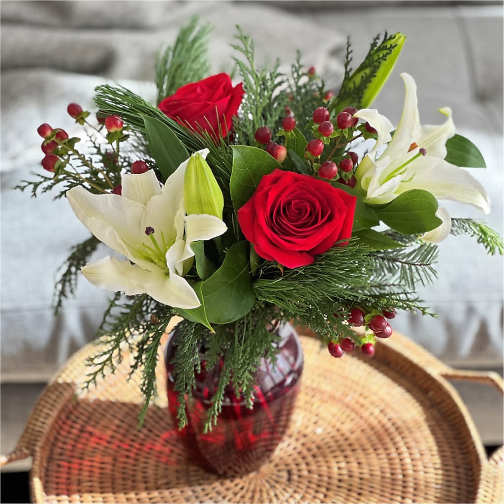 Evergreen Delight Bouquet – FLOWER HOUSE PLANTS & BLOOMS, Willowick OH